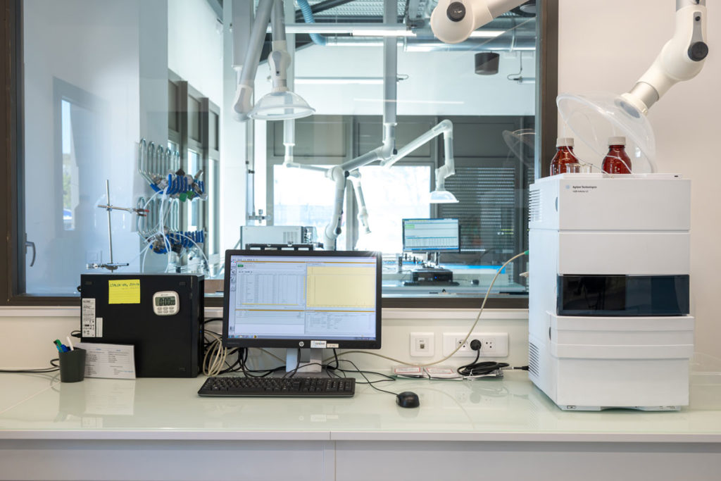 Analyseur en laboratoire HPLC-UV